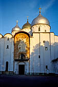 Novgorod - cattedrale di Santa Sofia (XI sec.), lato occidentale con la porta di Magdaburgo.